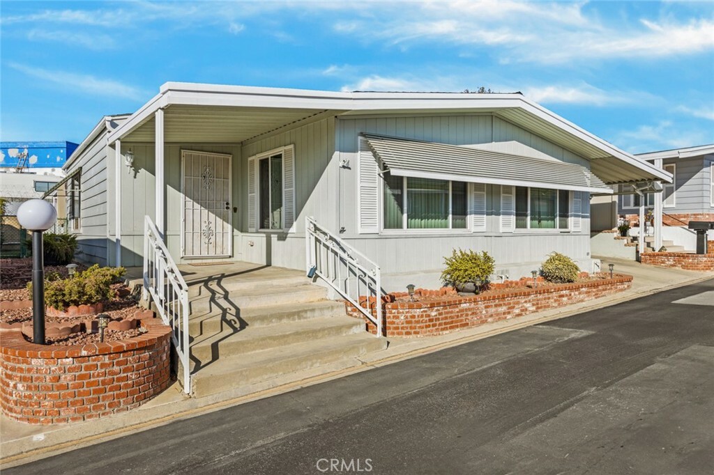 Property Photo:  11730 Whittier Boulevard 4  CA 90601 