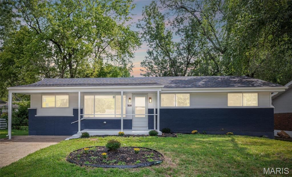Property Photo:  