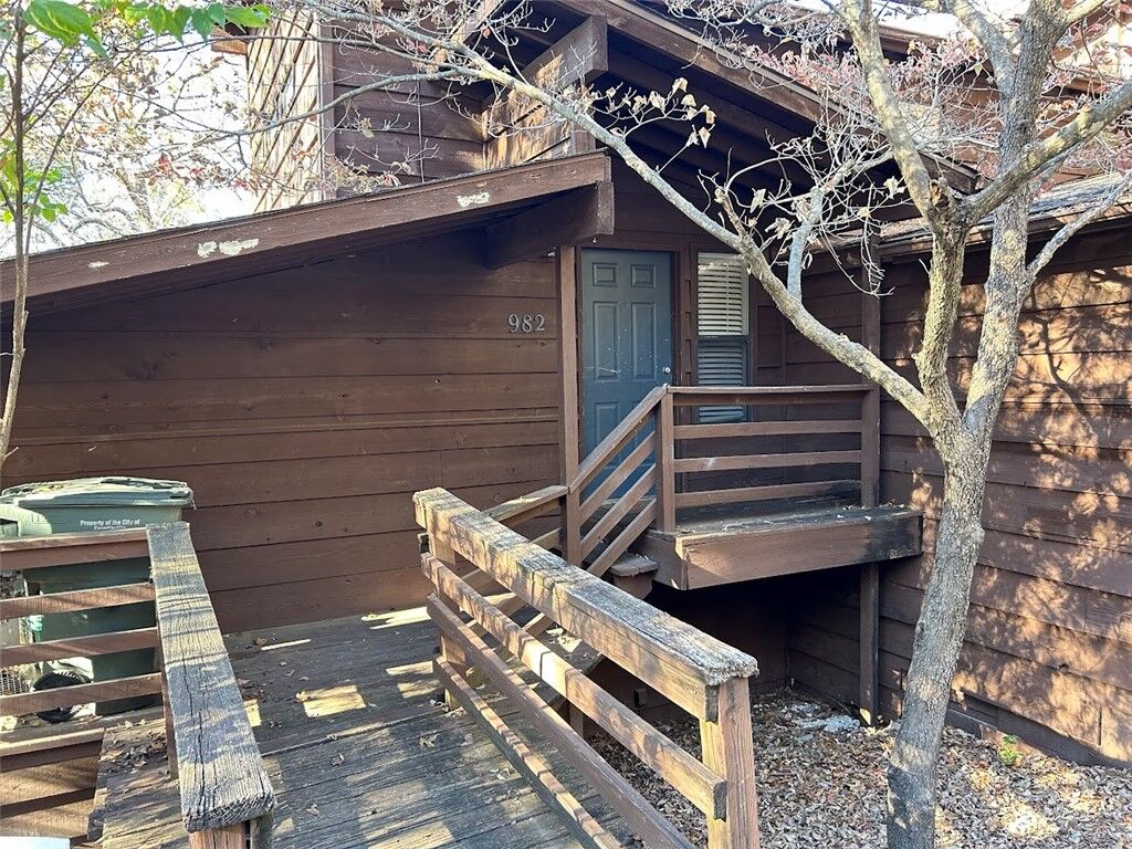 Property Photo:  982 N Lewis Avenue  AR 72701 