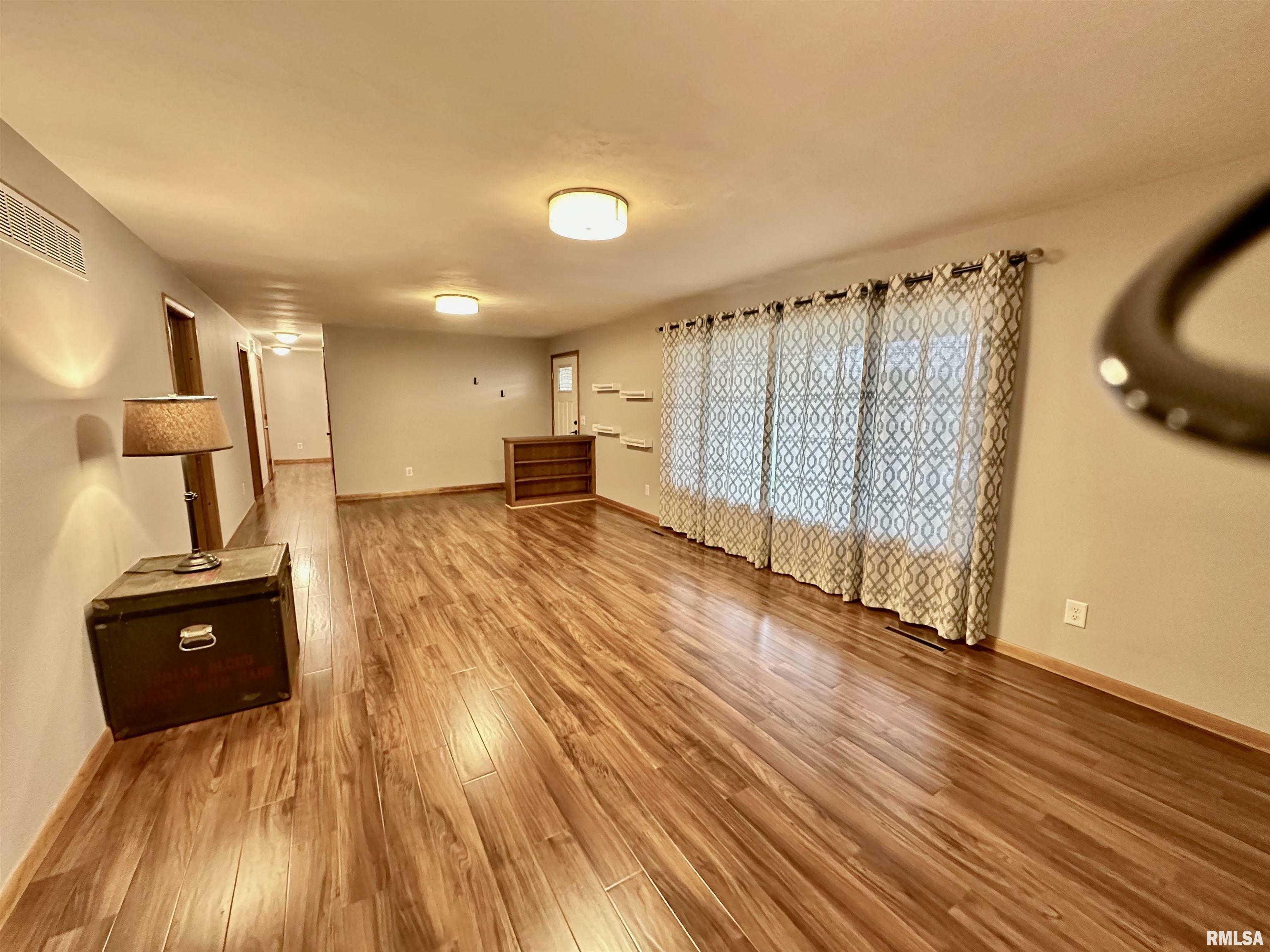 Property Photo:  1007 W Randolph Street  IL 61561 