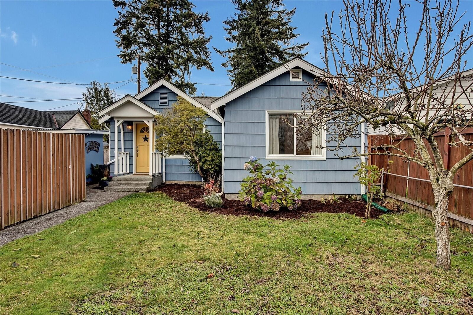 Property Photo:  1710  Cedar Street  WA 98201 