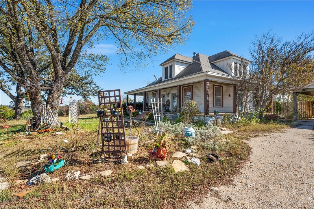 Property Photo:  901 E Ave E  TX 76689 