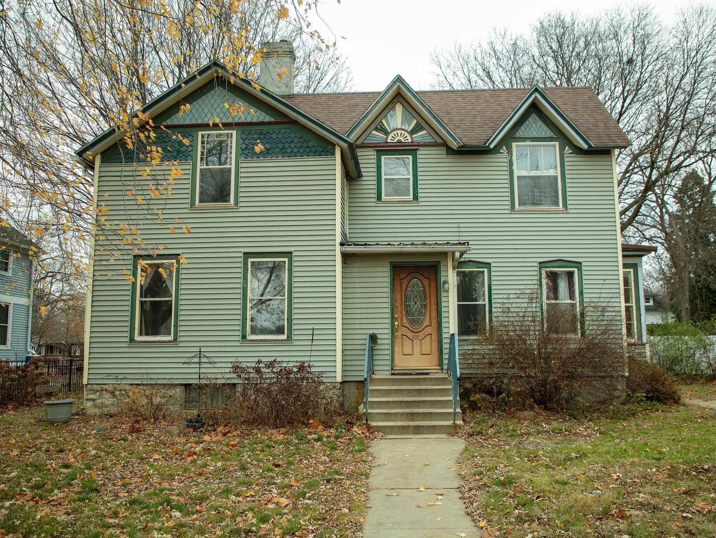 Property Photo:  411 2nd St SE  IA 50677 