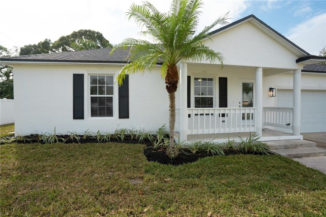 Property Photo: 621 20th Street SW FL 32962