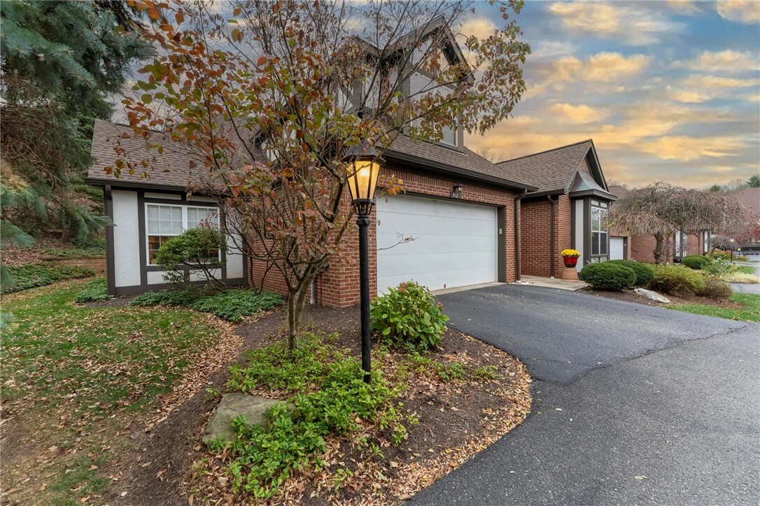 Property Photo: 412 Kingsberry Cir PA 15234