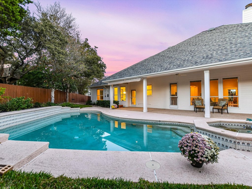 Property Photo: 1624 Cabinwood Cove TX 78746