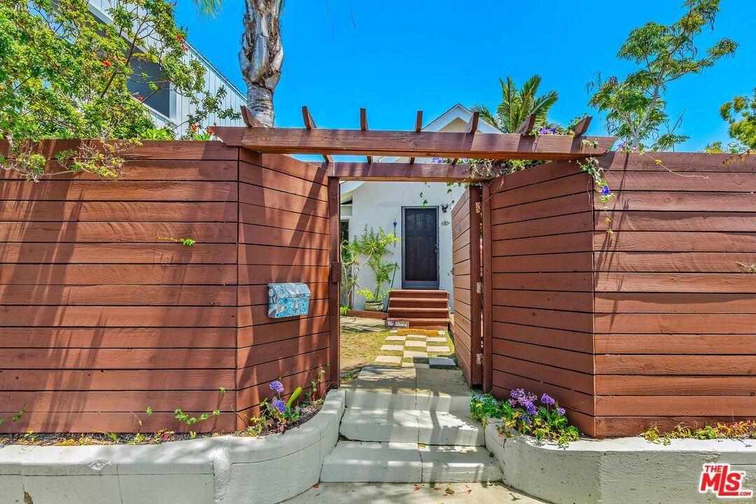 Property Photo:  340 Rennie Ave  CA 90291 