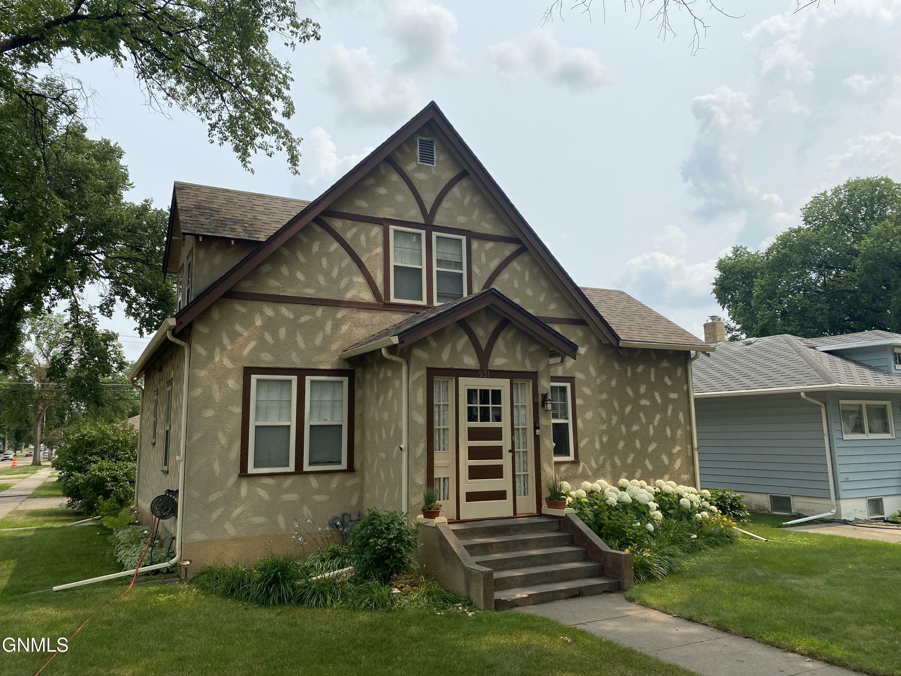 Property Photo:  931 8th Street  ND 58501 