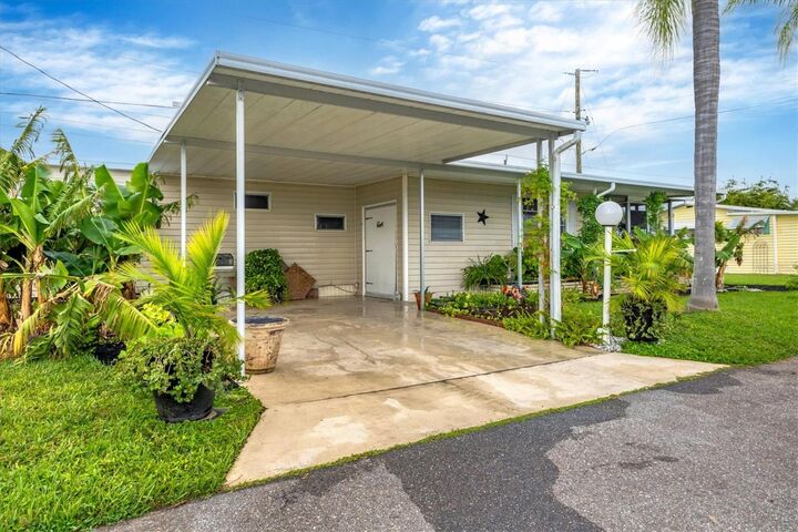 Property Photo: 4906 1st A Street E FL 34203