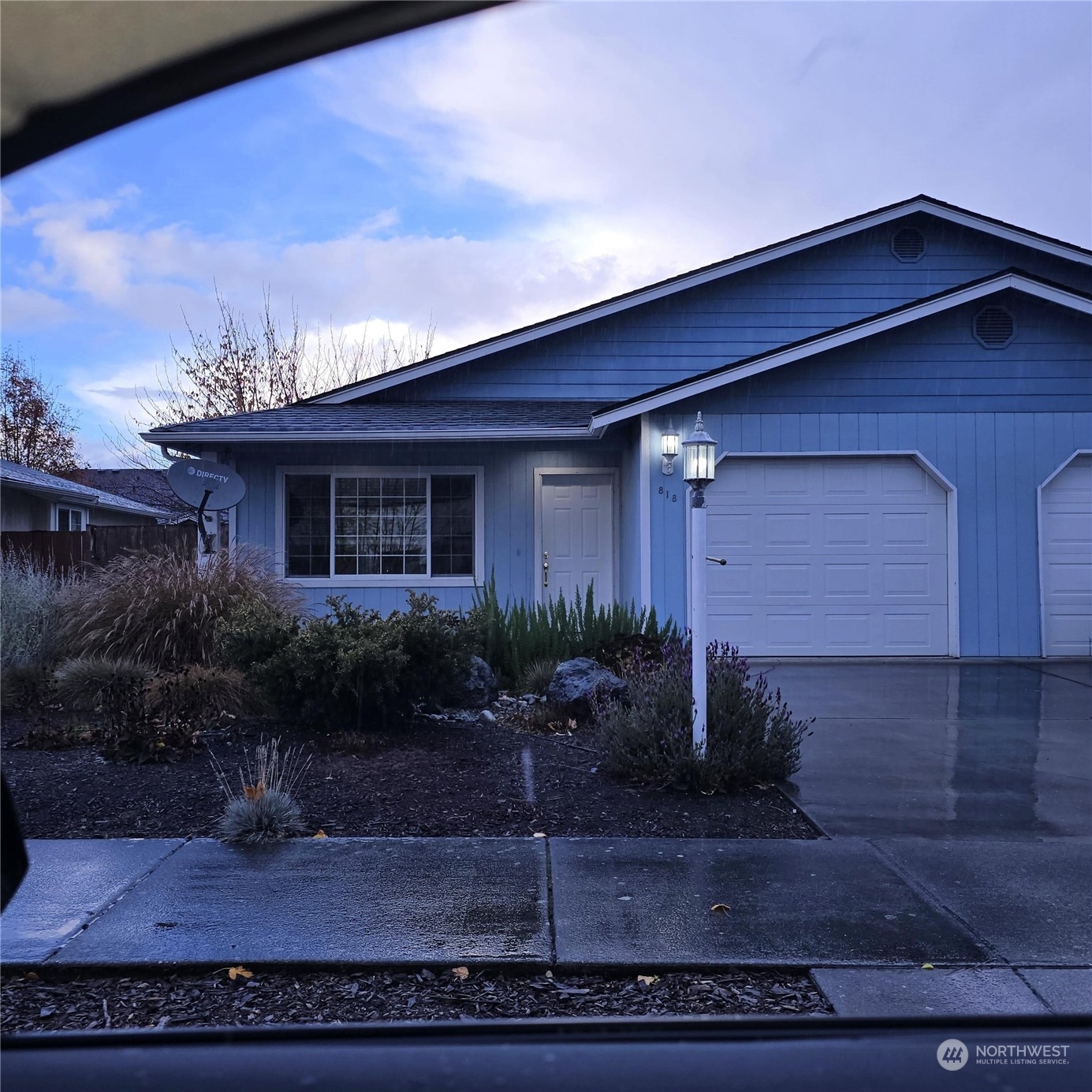 Property Photo:  818 E Washington Place  WA 98382 