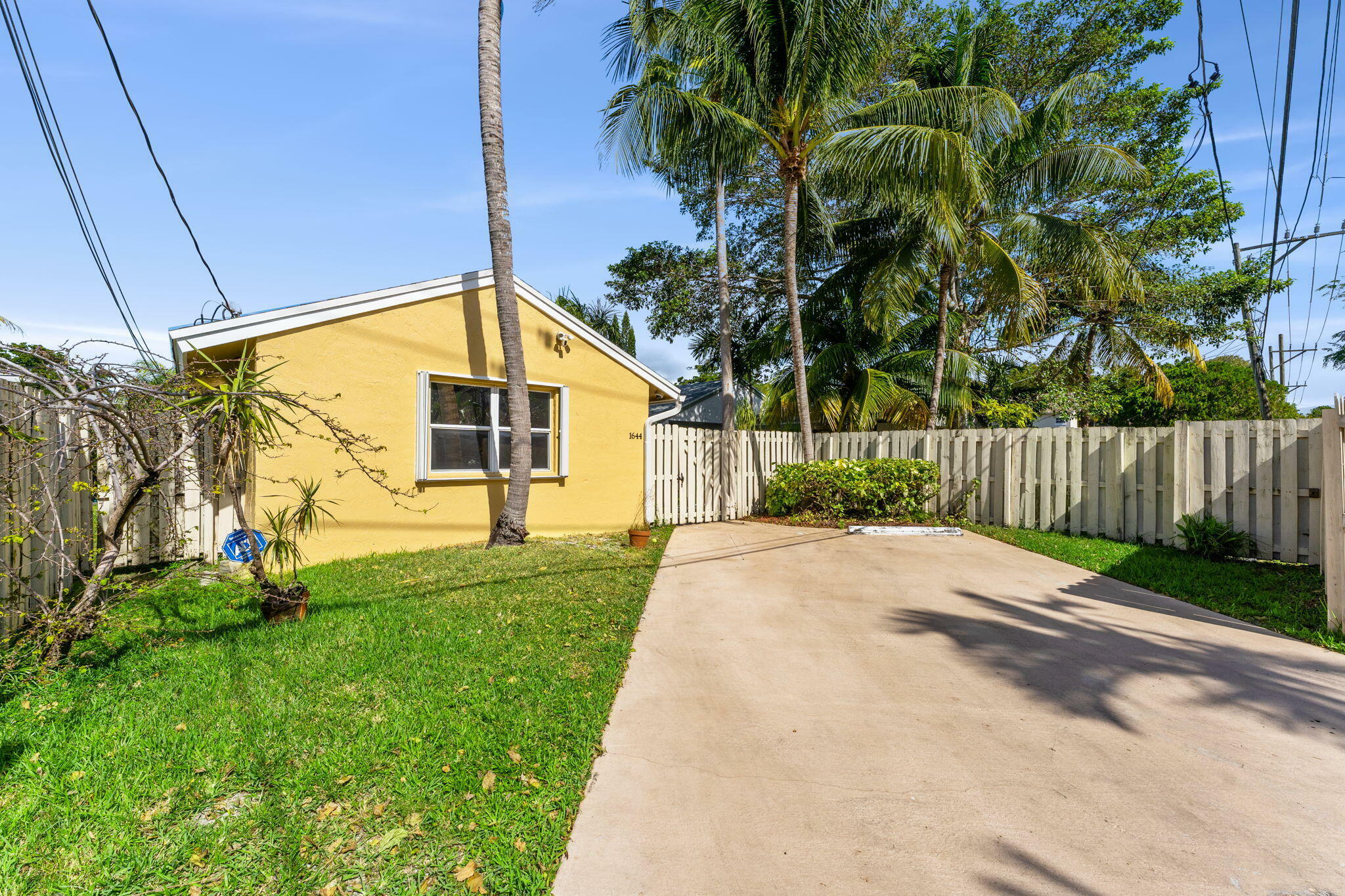 Property Photo:  1644 Jackson Street  FL 33020 