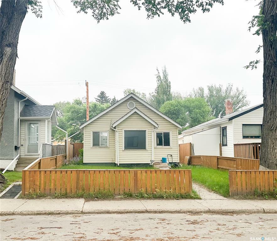 Property Photo:  208 25th Street W  SK S7L 0C4 