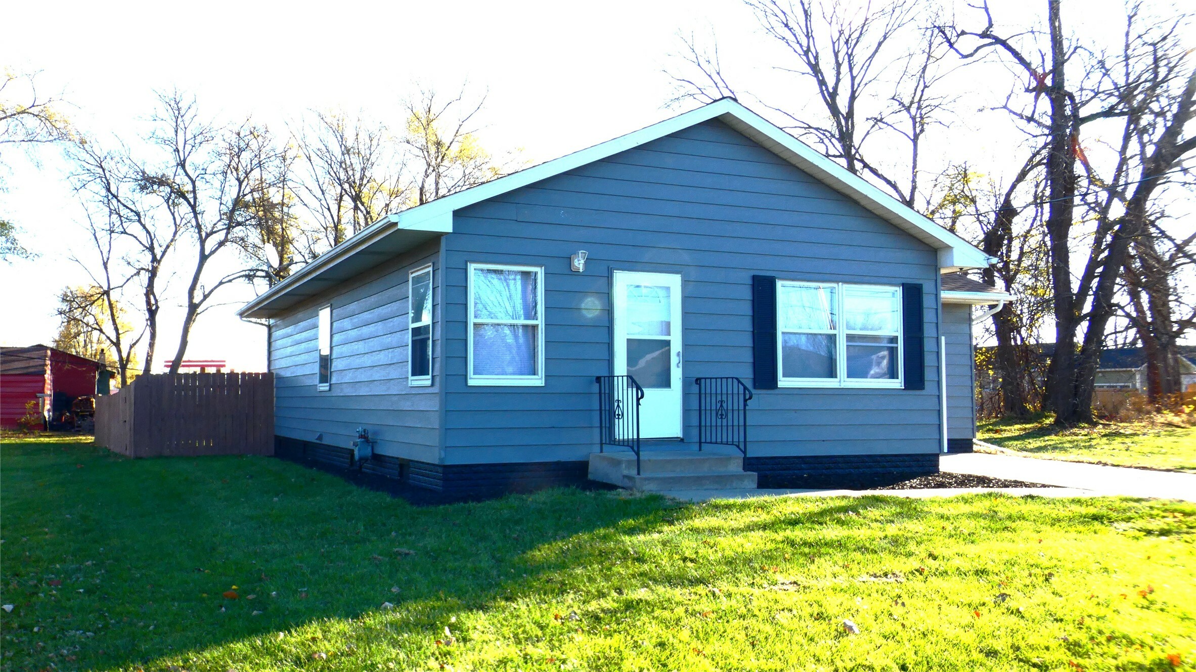 Property Photo:  805 SE 11th Street  IA 50309 