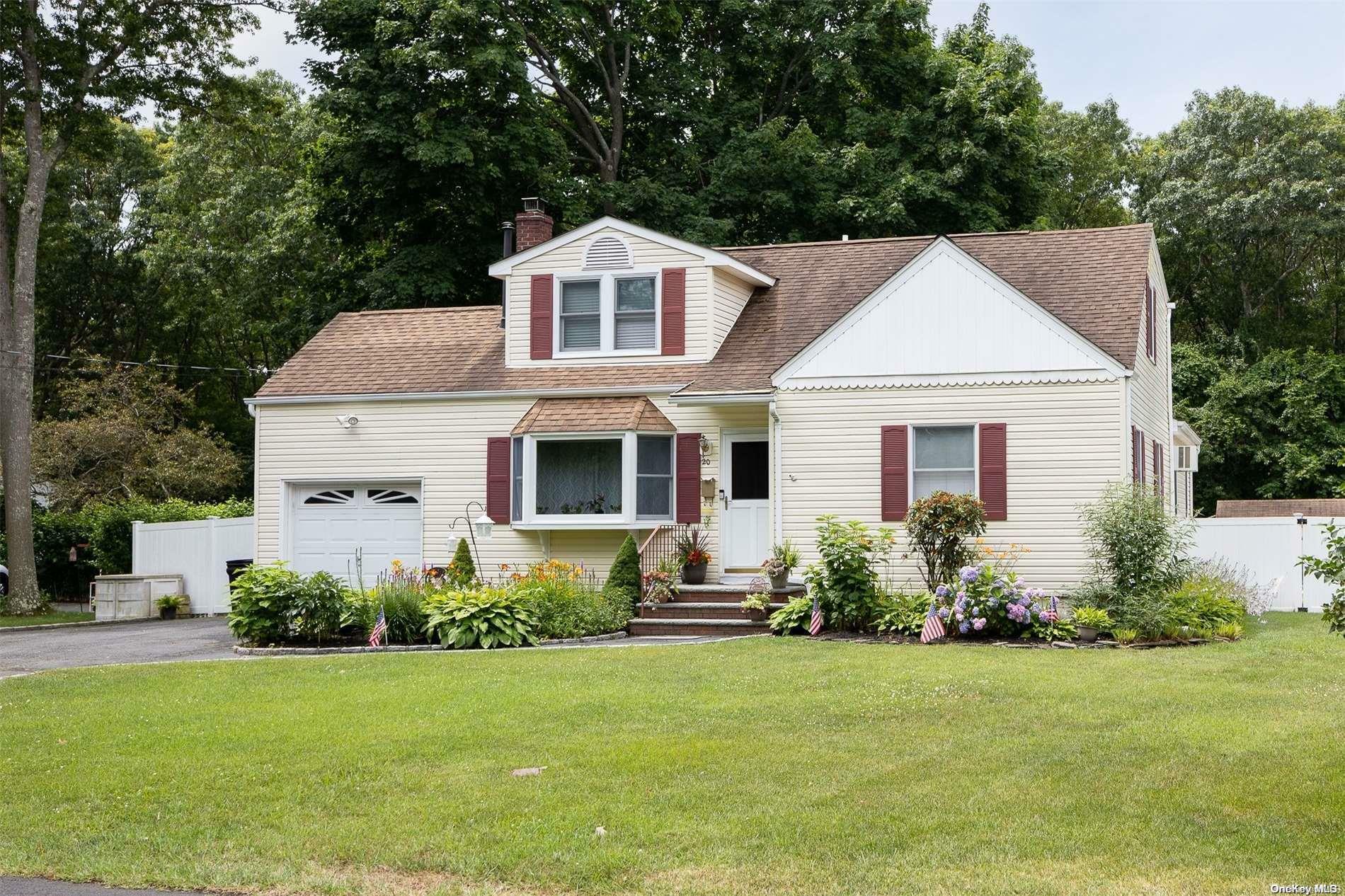 Property Photo:  20 Oxbow Road  NY 11772 