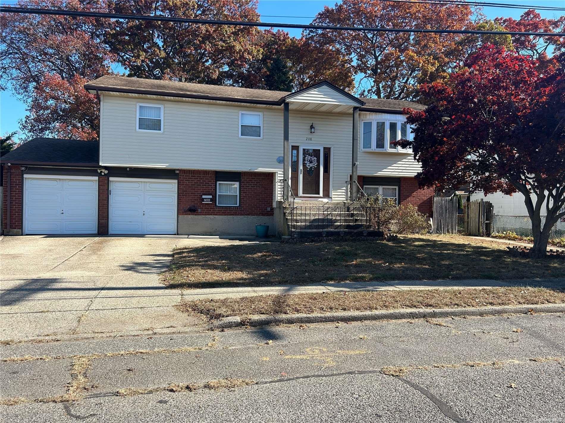 208 S 10th Street  Lindenhurst NY 11757 photo