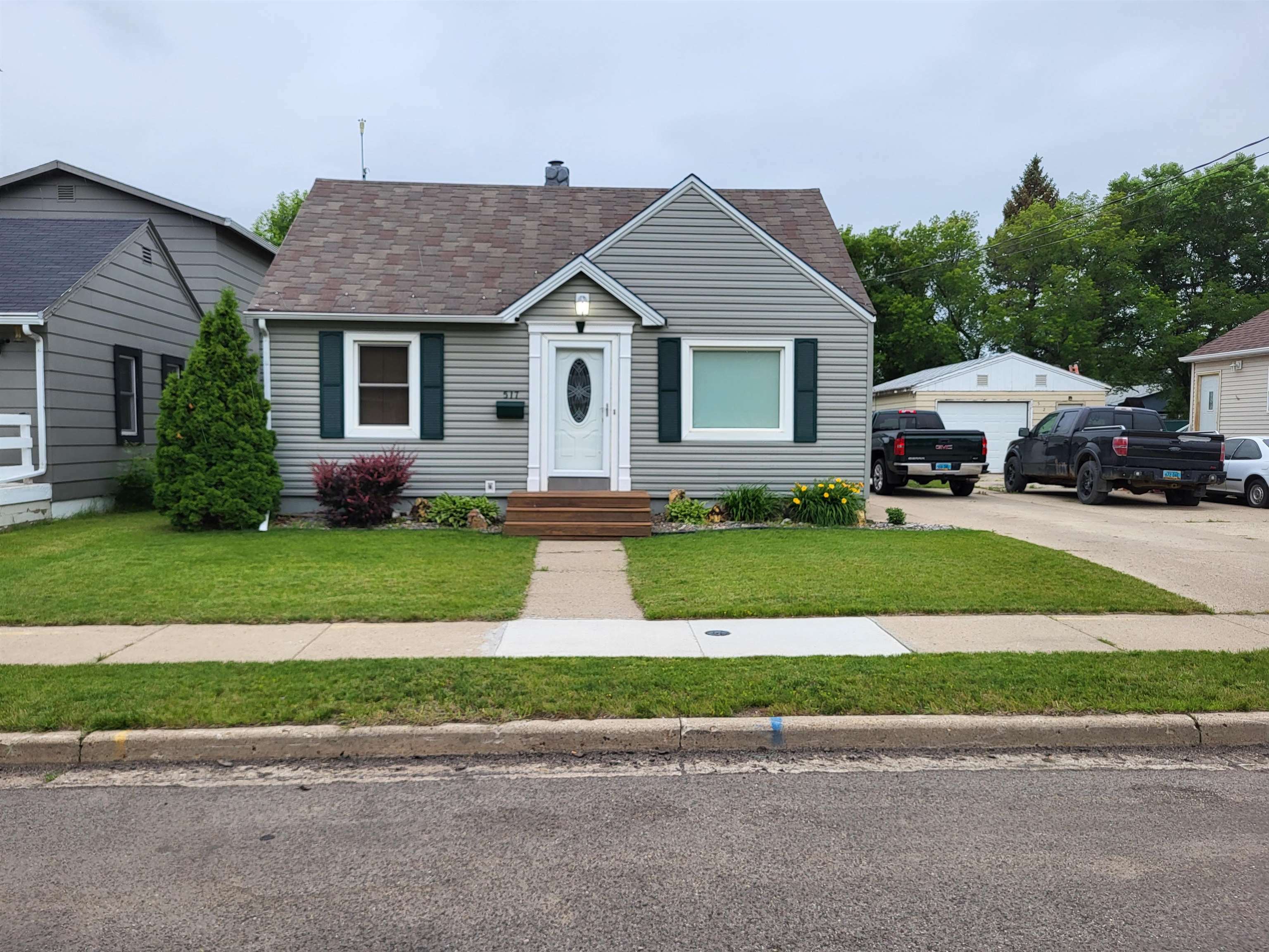 Property Photo:  517 13th Street NW  ND 58703-9999 