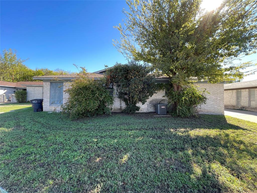 Property Photo: 1008 Roky Court TX 76114