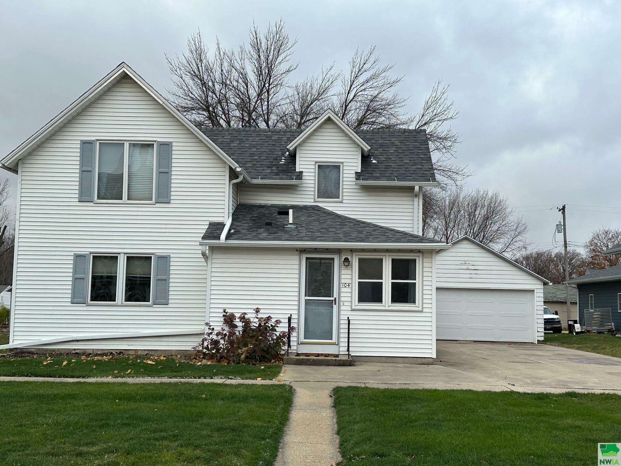 Property Photo:  104 N Oak Street  IA 51035 