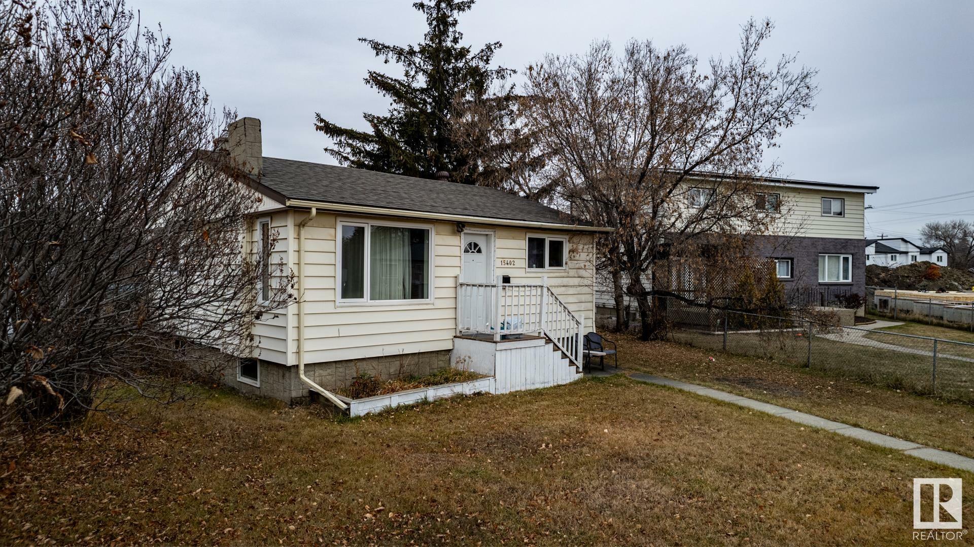 Property Photo:  15402 94A Avenue NW  AB T5R 5L7 