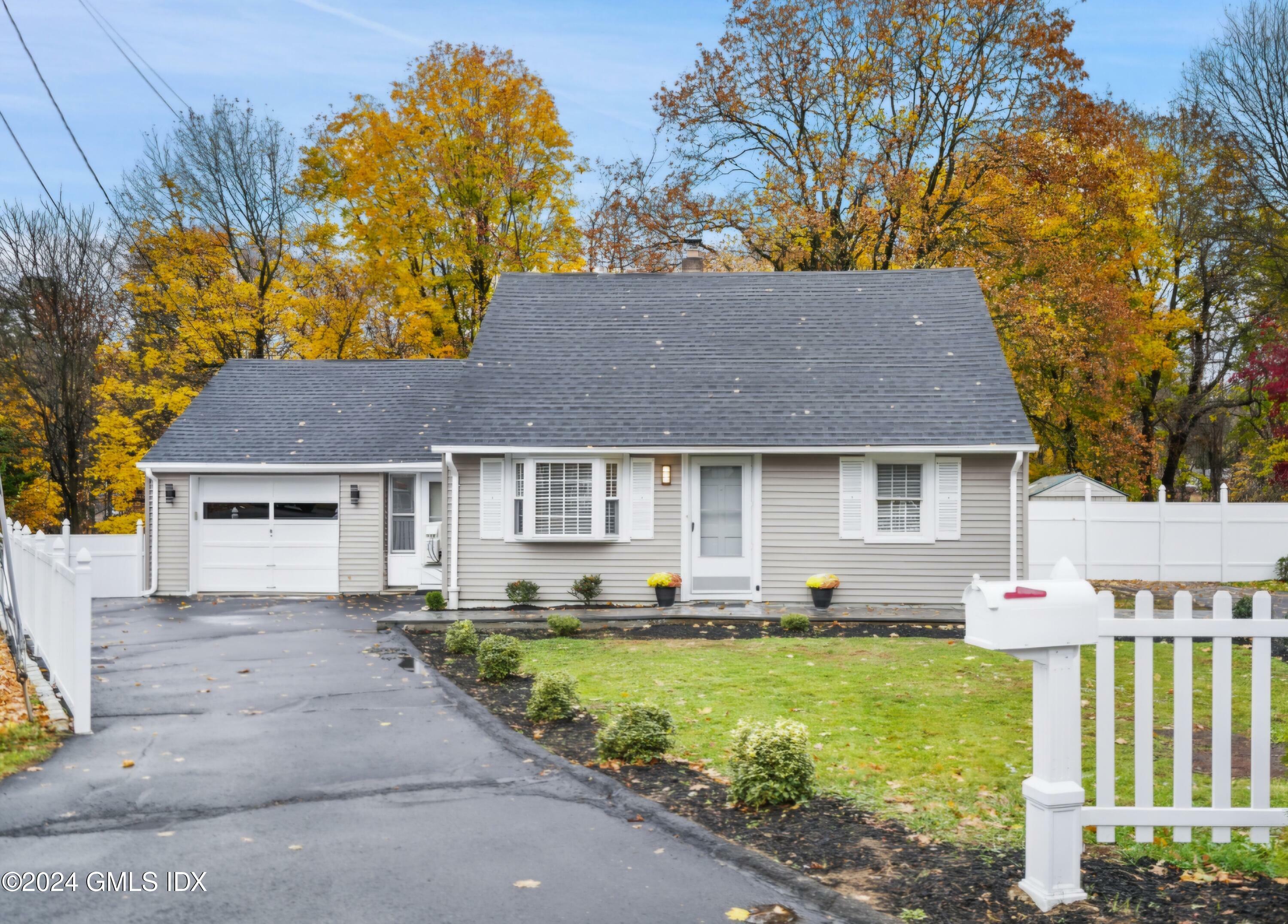 Property Photo:  86 W Old Barn Road  CT 06905 