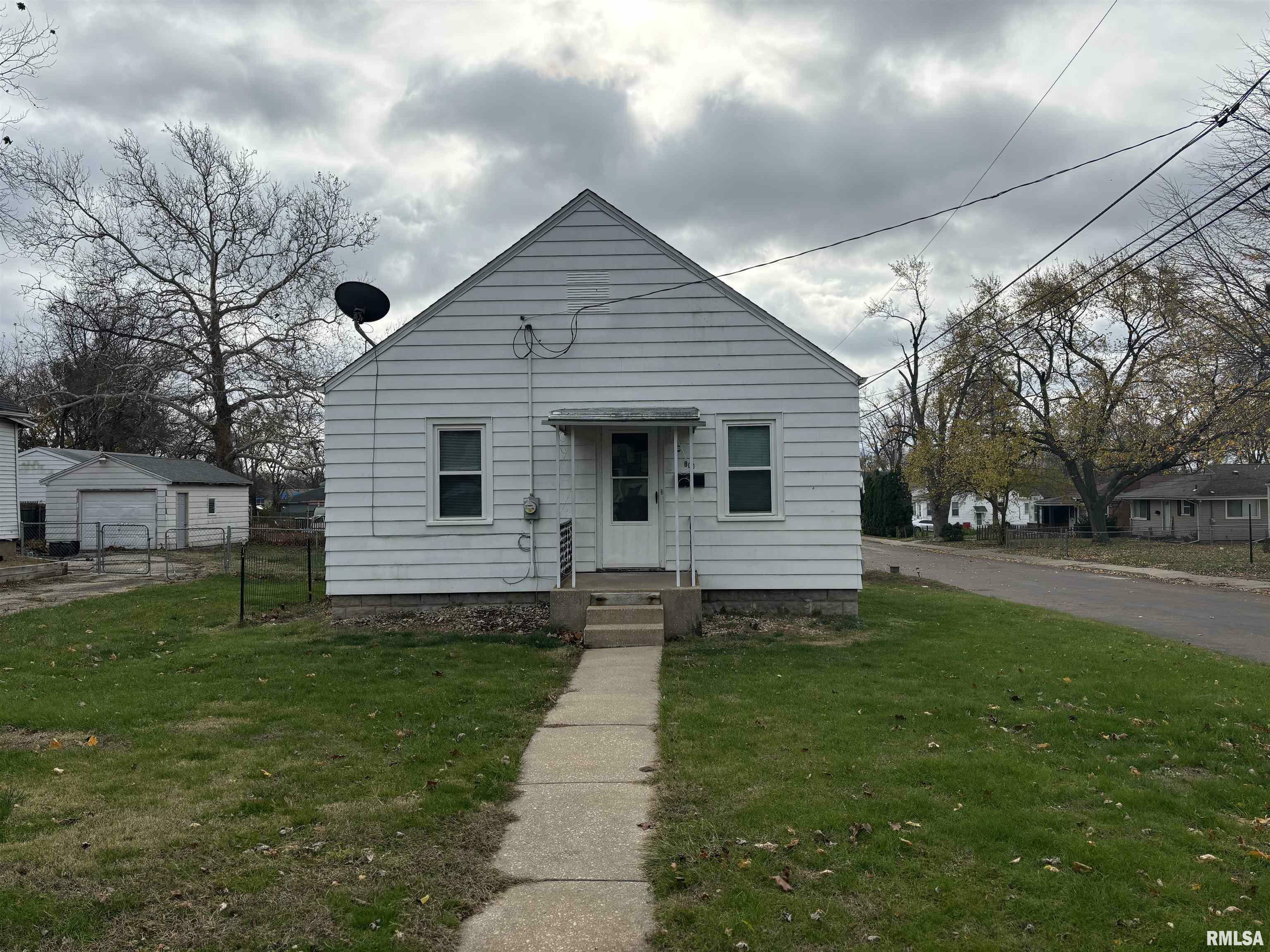 Property Photo:  800 E Division Street  IL 61616-9999 