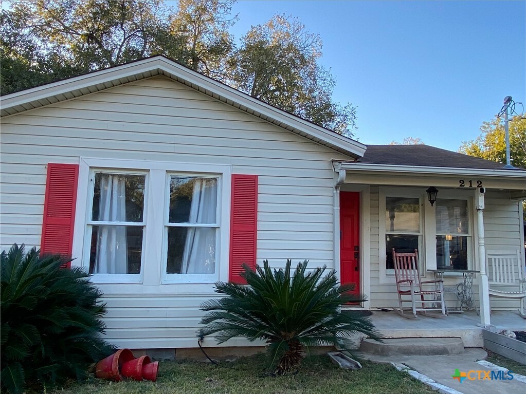 Property Photo:  212 Duggan Street  TX 78155 