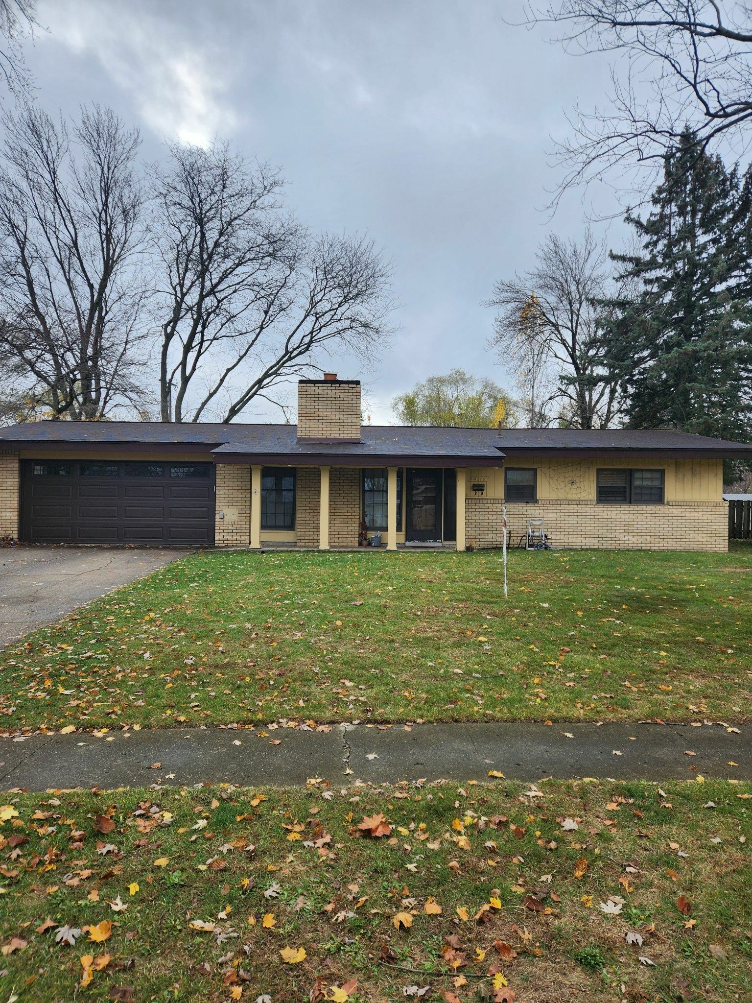 Property Photo:  8618 S Robinwood  MI 48317 1448 