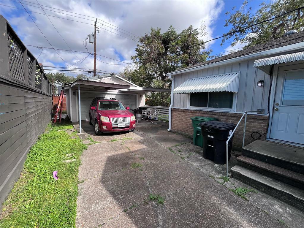 Property Photo:  839 E 26th Street  TX 77009 