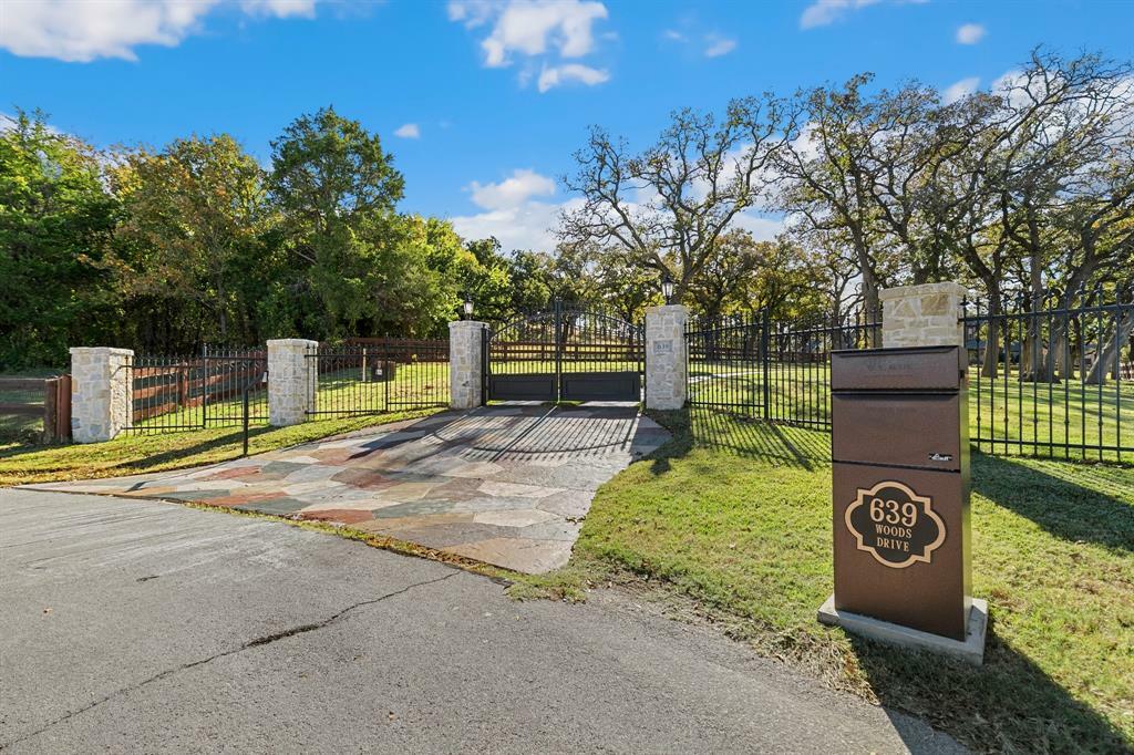 Property Photo:  639 Woods Drive  TX 76226 