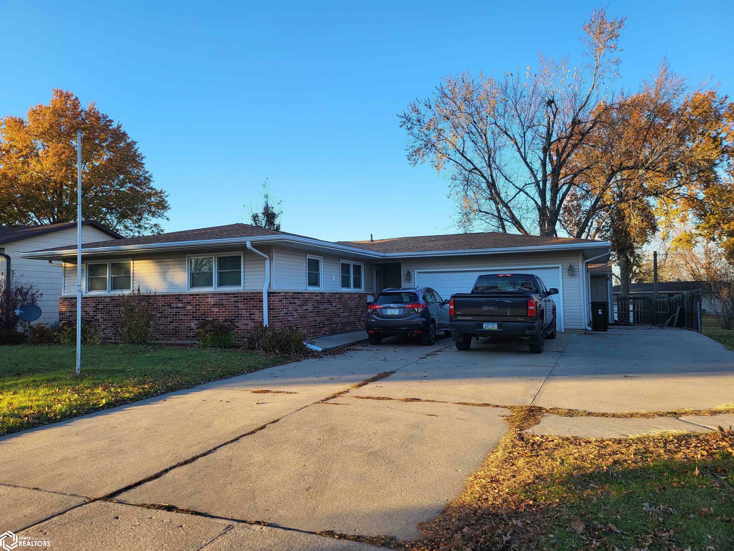 Property Photo:  807 Arlington Drive  IA 50158 