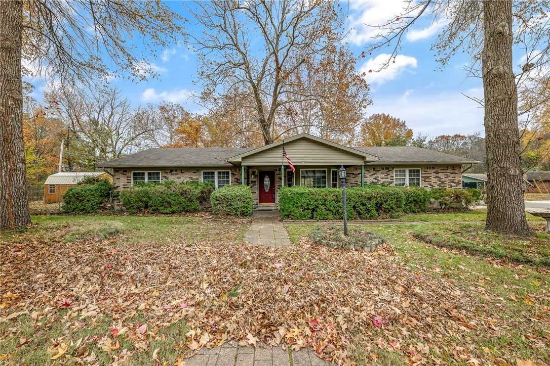 Property Photo: 2106 N Briarwood Avenue AR 72703
