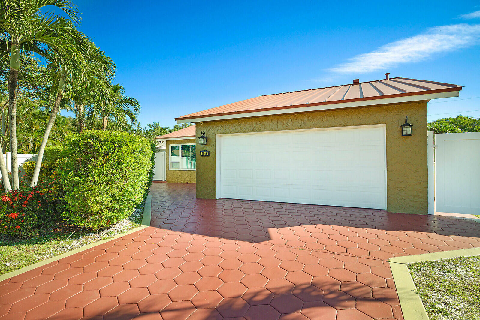 Property Photo:  4548 SW 28th Way  FL 33312 