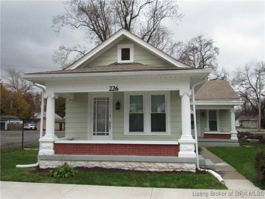 Property Photo:  226 E Montgomery Avenue  IN 47129 