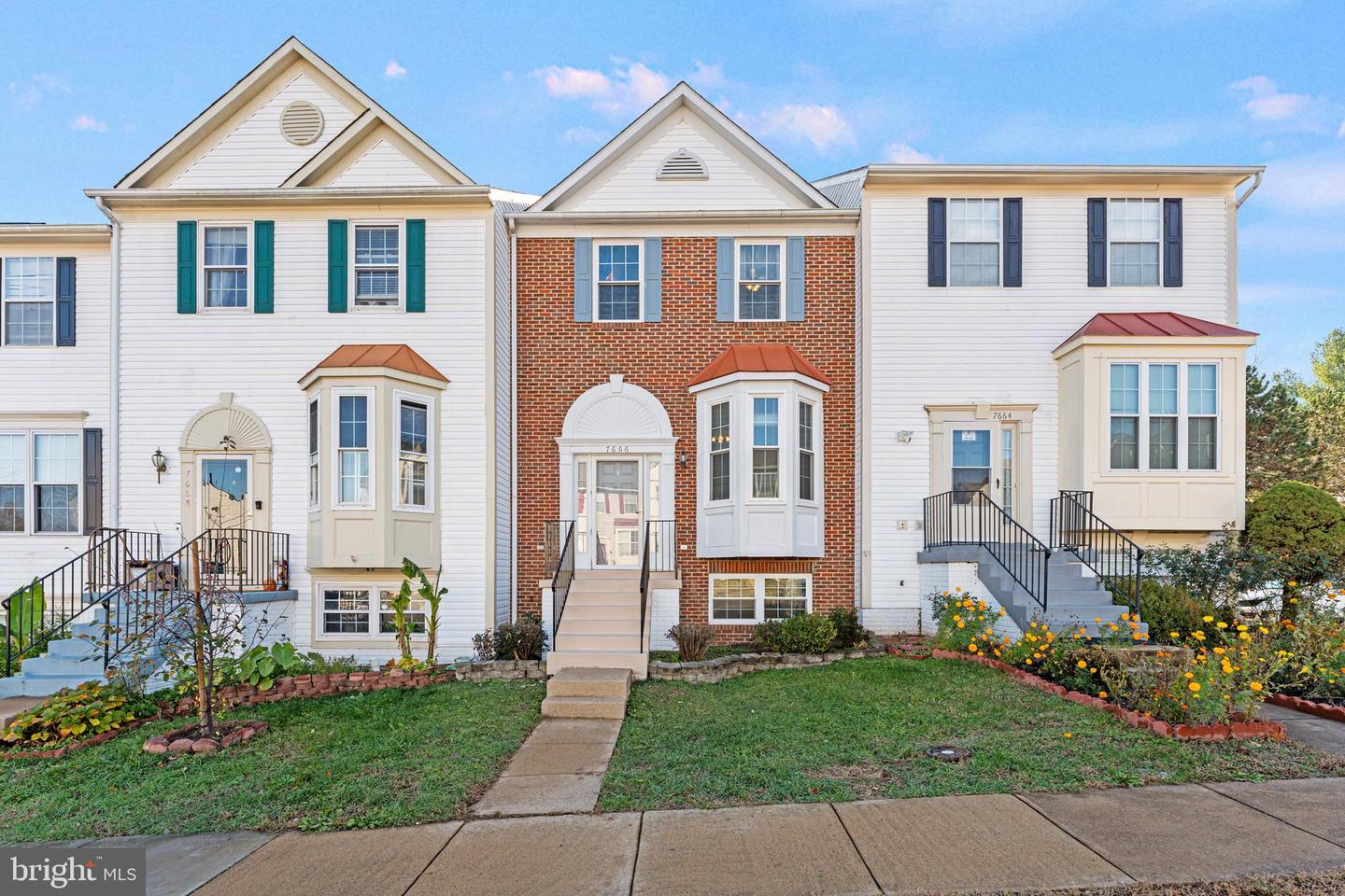 Property Photo: 7666 Helmsdale Place VA 20109