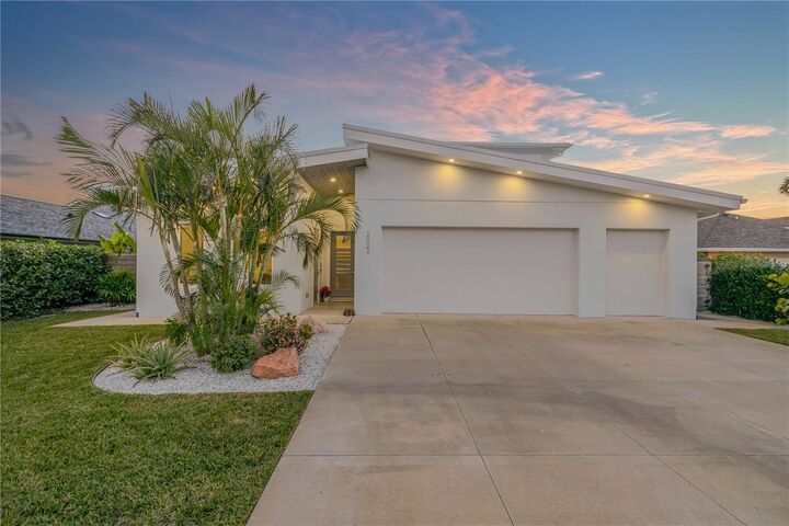 Property Photo: 2022 N Peninsula Avenue FL 32169