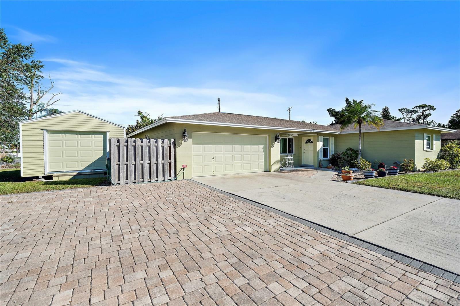 Property Photo:  1072 Venetian Parkway  FL 34285 