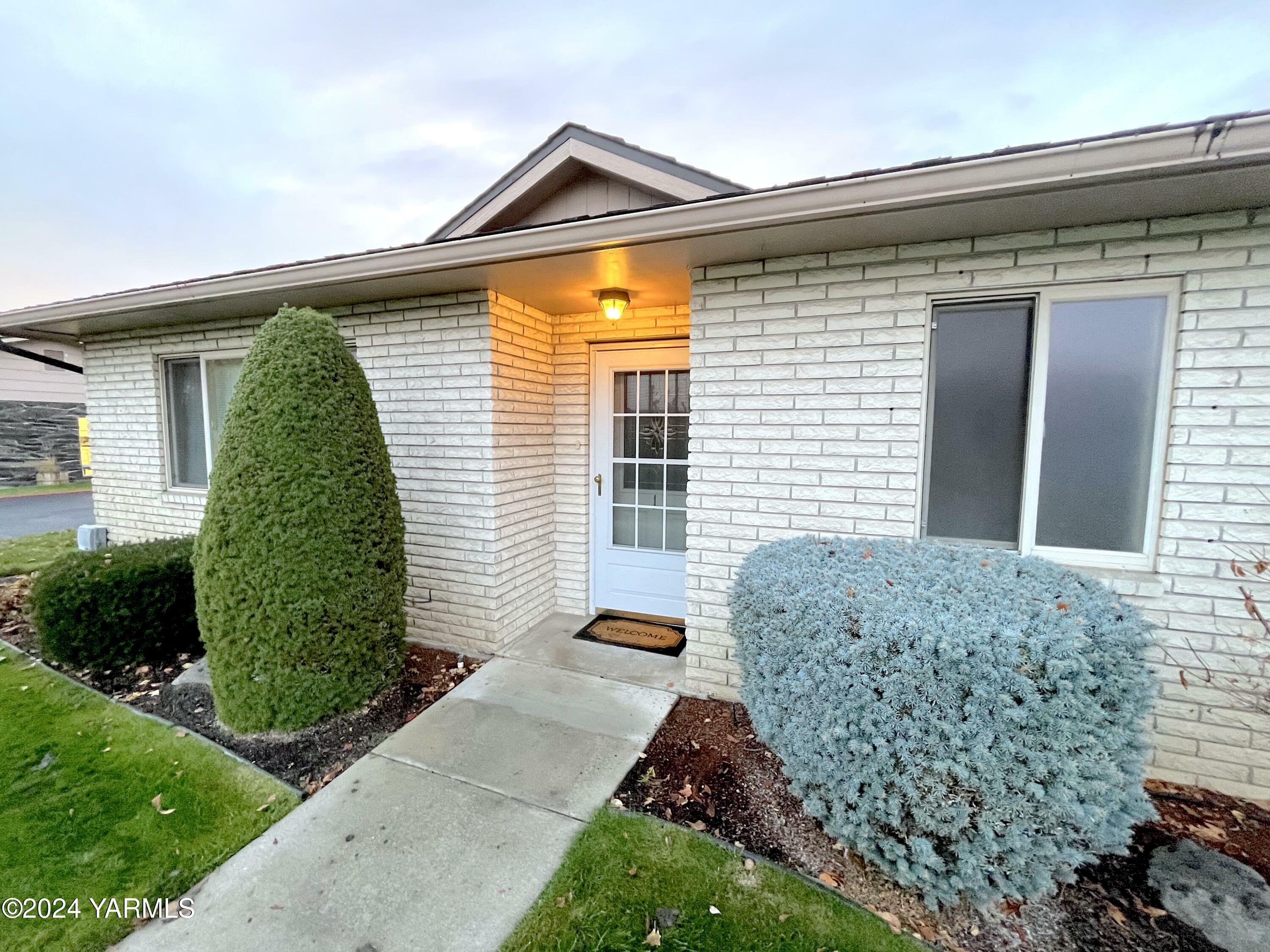 Property Photo:  215 N 56th Ave 1  WA 98908 