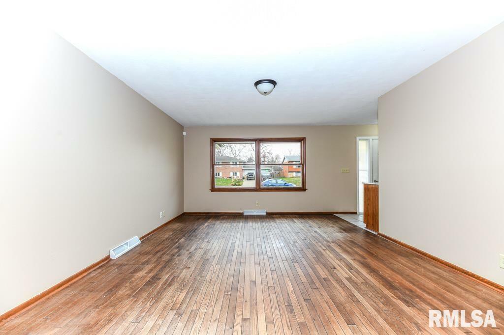 Property Photo:  2110 W Newman Parkway  IL 61604 