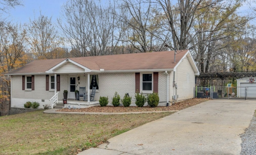 Property Photo:  1104 Chapel Hill Cir  TN 37080 