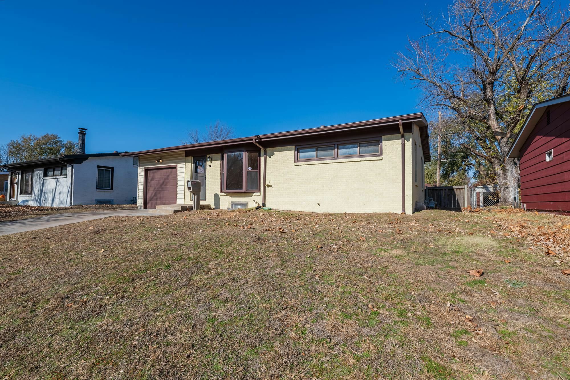 Property Photo:  1220 E El Monte St  KS 67216 