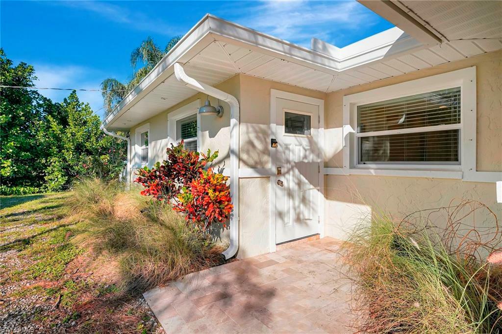 Property Photo: 12857 Honeysuckle Rd FL 33966