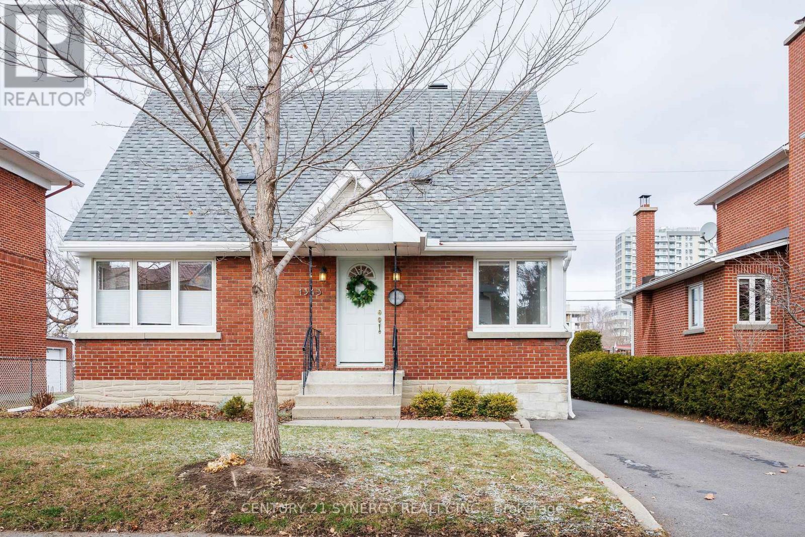 Property Photo:  1343 Leaside Avenue North  ON K1Z 7R2 