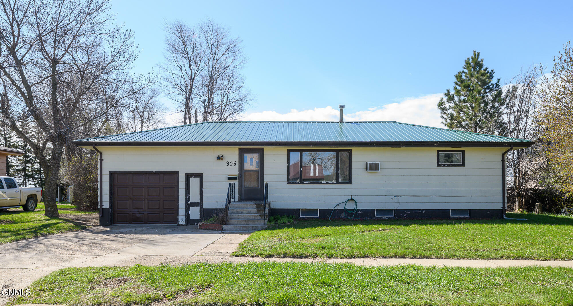 Property Photo:  305 1st Avenue E  ND 58529 