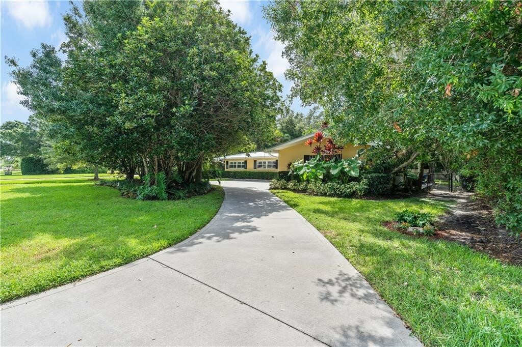 Property Photo: 645 Royal Palm Place FL 32960