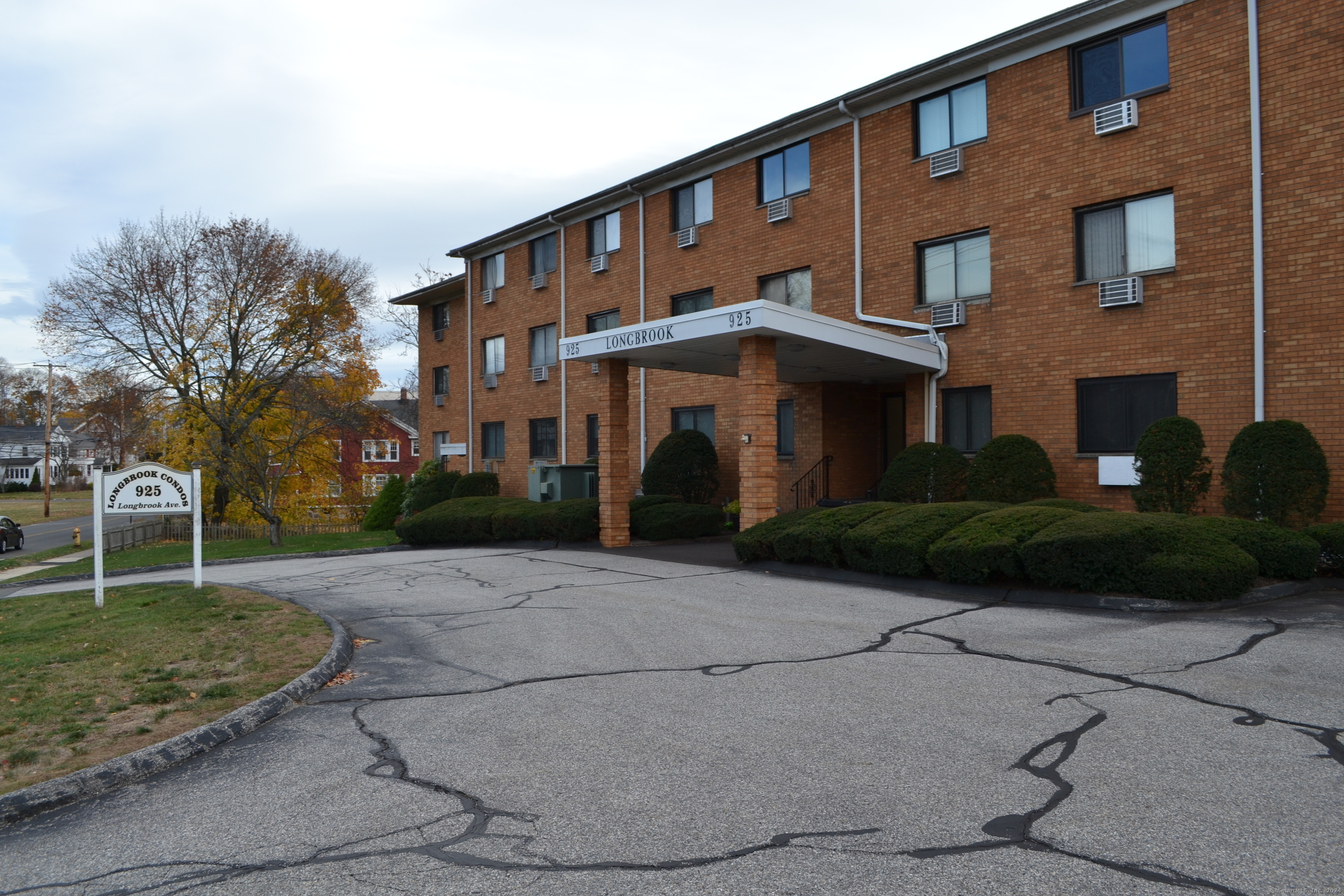 Property Photo: 925 Longbrook Avenue Apt 108 CT 06614