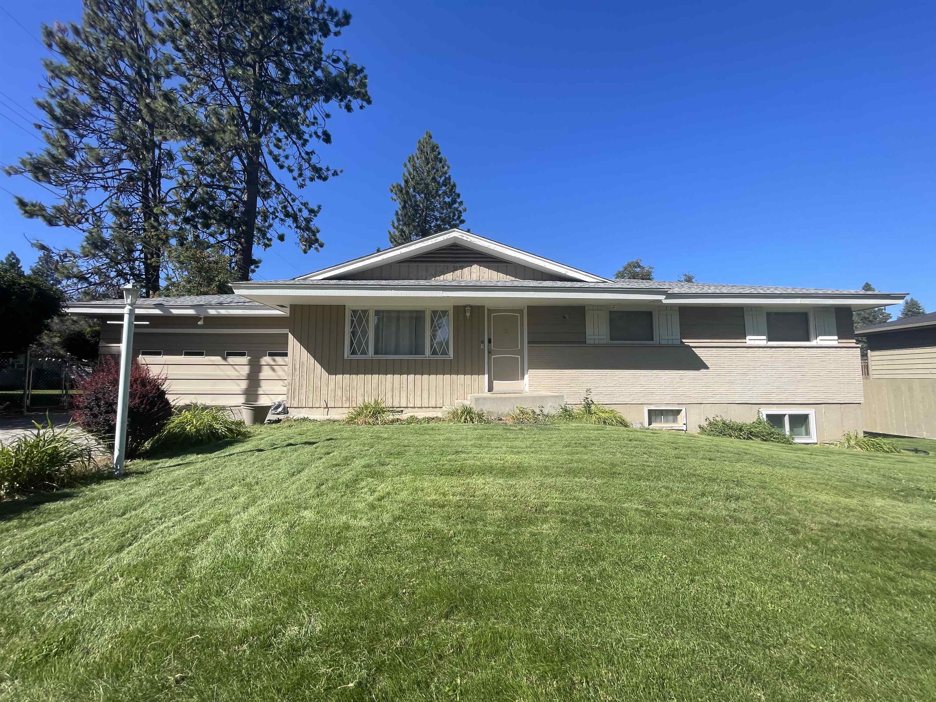 Property Photo:  2421 E 39th Ave  WA 99223 