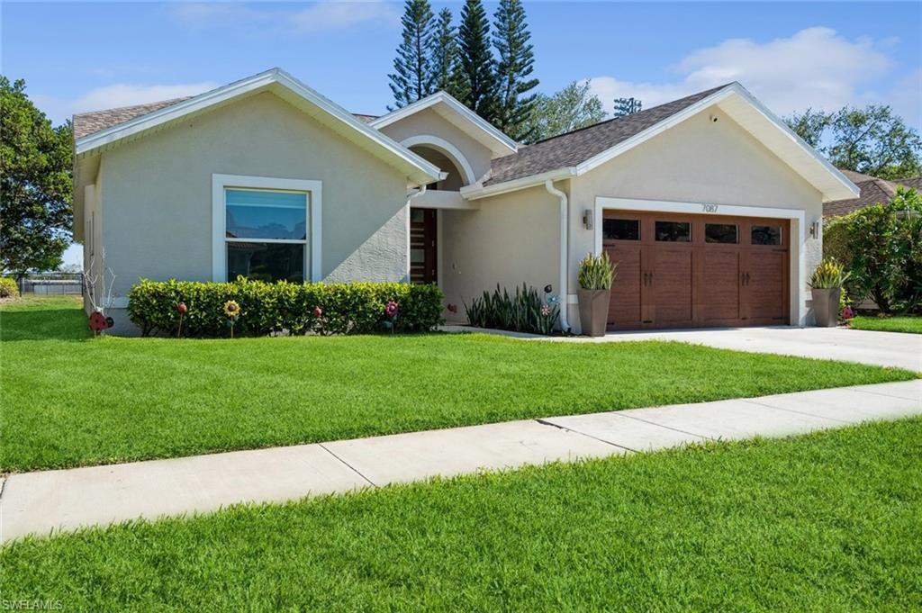 Property Photo: 7087 Lone Oak Blvd FL 34109