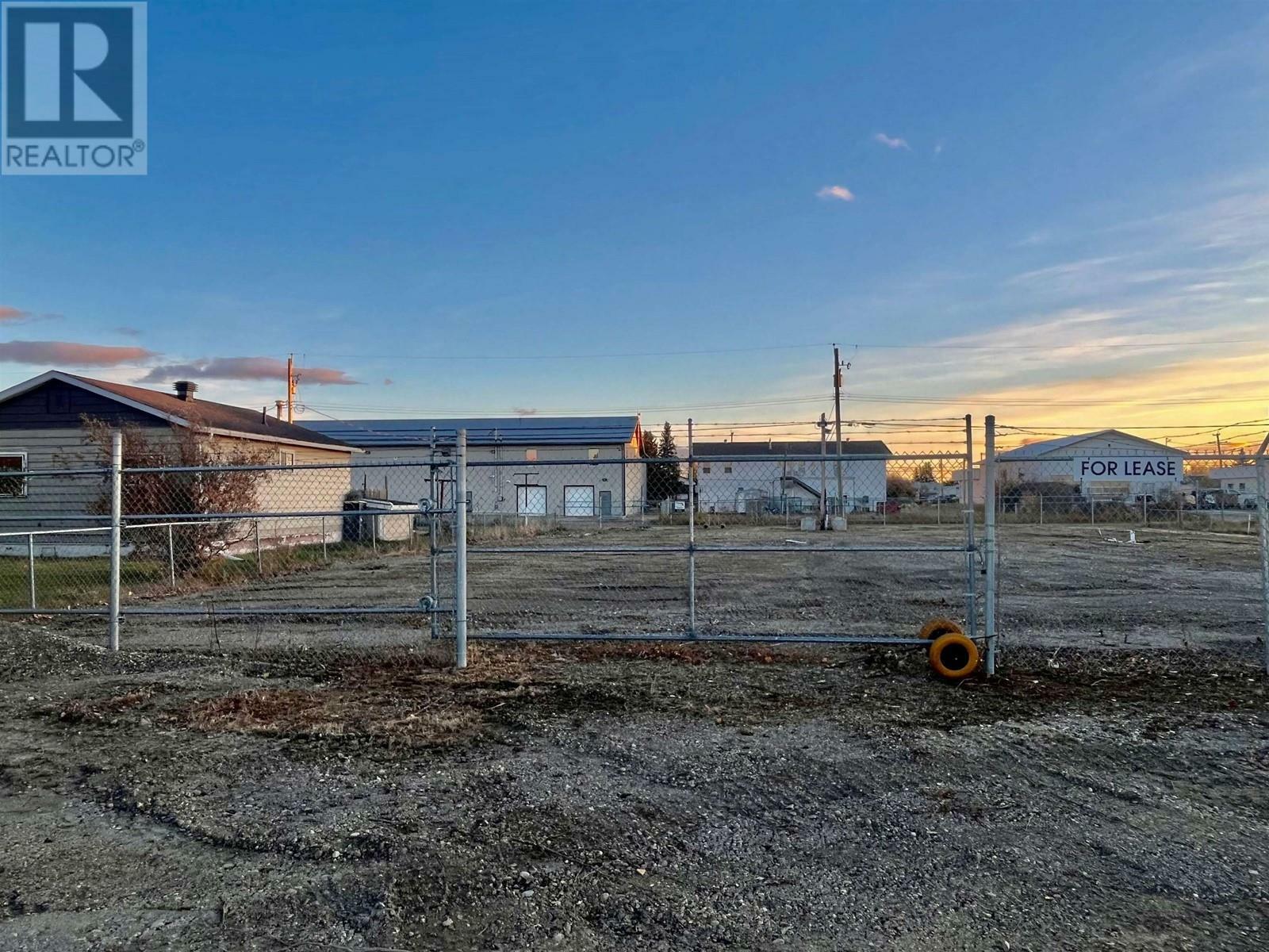 Photo de la propriété:  8131 101 Avenue  BC V1J 2A2 