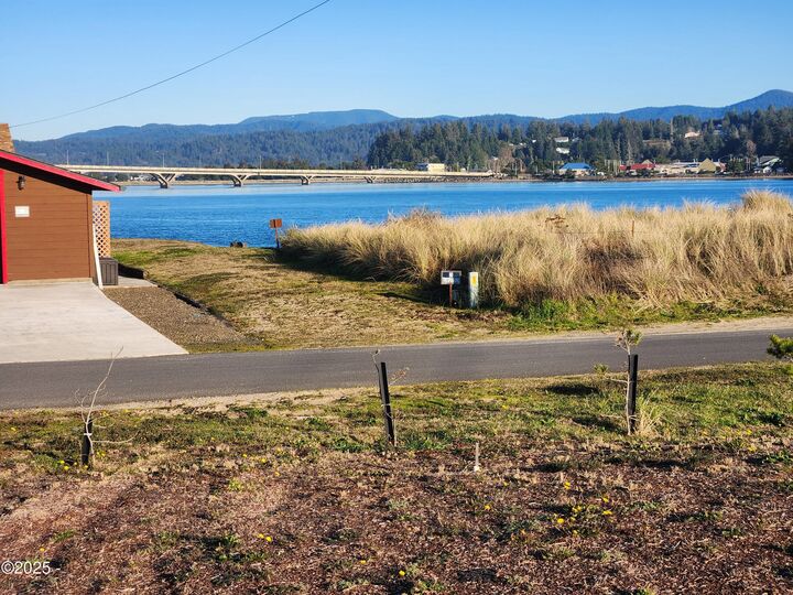 Property Photo: 101 NW Sunset Way OR 97394
