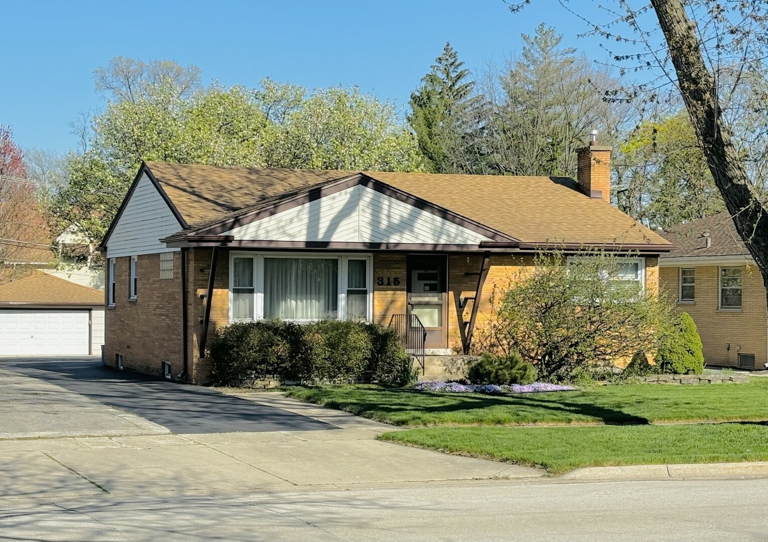 Property Photo:  315 N Elm Avenue  IL 60126 